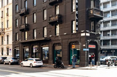 Milan, İtalya - 19 Mart 2025: Milano Merkez İstasyonu yakınlarındaki siyah cephe oteli ve tramvay kablolu tarihi binalar