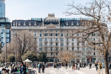 Milan, İtalya - 19 Mart 2025: Milano Merkez İstasyonu yakınlarında kubbeli çatısı ve süslü balkonları olan Excelsior Hotel Gallia 'nın tarihi cephesi.