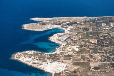 Kuzey Malta 'daki Mellieha ve Cirkewwa bölgesinin havadan görünüşü, kıyı şeridi, tarlaları ve yakınlardaki Comino adası turkuaz Akdeniz' de görülebilir.