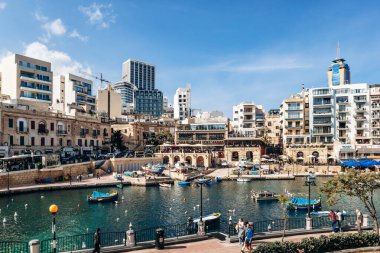 St Julian 's, Malta - 9 Nisan 2025: Modern gökyüzü ve St Julian' s 'ın kıyı şeridi ve çağdaş ve geleneksel mimarinin karışımı