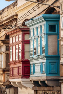 Geleneksel Malta ahşap balkonları kireçtaşı cephelerine canlı renklerle boyanmış, tipik tarihi şehir merkezi mimarisi..