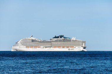 Sliema, Malta - 9 Nisan 2025: MSC Dünya Europa yolcu gemisi Akdeniz 'de, Sliema limanından izlendi.