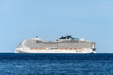 Sliema, Malta - 9 Nisan 2025: MSC Dünya Europa yolcu gemisi Akdeniz 'de, Sliema limanından izlendi.