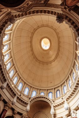 Carmel Dağı 'nın Leydisi Bazilikası' nın süslü kubbesi. Kireçtaşı kemerleri ve mavi pencereleri var. Valletta 'nın merkezinde ikonik bir simge.