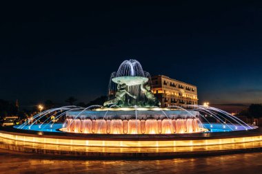 Triton Çeşmesi, Valletta kentinin girişinde büyük bir leğen tutan üç bronz figürün yer aldığı gece aydınlandı.