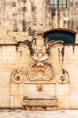 Valletta 'nın merkezinde özenle hazırlanmış mimari süslemeleri olan tarihi Barok tarzı taş çeşmesi.