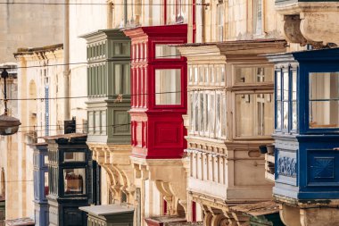 Geleneksel Malta ahşap balkonları kireçtaşı cephelerine canlı renklerle boyanmış, tipik tarihi şehir merkezi mimarisi..