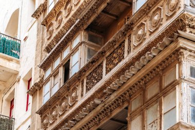 Geleneksel Malta balkonları ve tarihi Valletta şehrinin mimari detayları