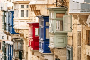 Geleneksel Malta ahşap balkonları kireçtaşı cephelerine canlı renklerle boyanmış, tipik tarihi şehir merkezi mimarisi..