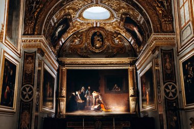 Valletta, Malta - 10 Nisan 2025: Caravaggio 'nun Vaftizci Aziz John' un Başyapıtı St Johns Katedrali 'nde sergilendi, dramatik Barok sanatı ve süslü altın şapel