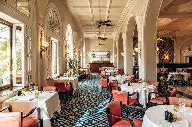 Floriana, Malta - 10 Nisan 2025: Valletta yakınlarındaki tarihi lüks bir otel olan Phoenicia Malta Oteli 'nin zarif iç manzarası, klasik mimari, rafine dekorasyon ve lüks konukseverlik içermektedir.