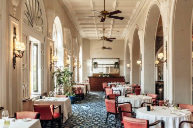 Floriana, Malta - 10 Nisan 2025: Valletta yakınlarındaki tarihi lüks bir otel olan Phoenicia Malta Oteli 'nin zarif iç manzarası, klasik mimari, rafine dekorasyon ve lüks konukseverlik içermektedir.