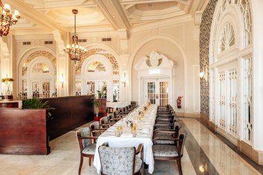 Floriana, Malta - 10 Nisan 2025: Valletta yakınlarındaki tarihi lüks bir otel olan Phoenicia Malta Oteli 'nin zarif iç manzarası, klasik mimari, rafine dekorasyon ve lüks konukseverlik içermektedir.