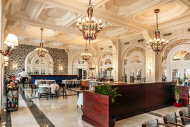 Floriana, Malta - 10 Nisan 2025: Valletta yakınlarındaki tarihi lüks bir otel olan Phoenicia Malta Oteli 'nin zarif iç manzarası, klasik mimari, rafine dekorasyon ve lüks konukseverlik içermektedir.