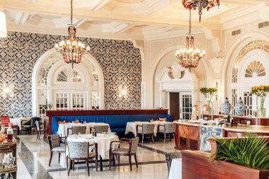 Floriana, Malta - 10 Nisan 2025: Valletta yakınlarındaki tarihi lüks bir otel olan Phoenicia Malta Oteli 'nin zarif iç manzarası, klasik mimari, rafine dekorasyon ve lüks konukseverlik içermektedir.