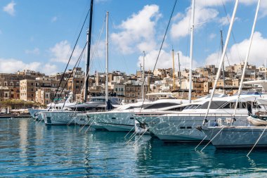 Senglea ve Birgu arasındaki geleneksel Malta rıhtım binalarının ve renkli balkonların manzarası güneşli bir baharda marinada demirlemiş tekne ve yatlarla