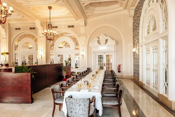 Floriana, Malta - 10 Nisan 2025: Valletta yakınlarındaki tarihi lüks bir otel olan Phoenicia Malta Oteli 'nin zarif iç manzarası, klasik mimari, rafine dekorasyon ve lüks konukseverlik içermektedir.
