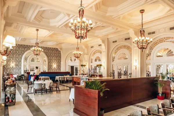 Floriana, Malta - 10 Nisan 2025: Valletta yakınlarındaki tarihi lüks bir otel olan Phoenicia Malta Oteli 'nin zarif iç manzarası, klasik mimari, rafine dekorasyon ve lüks konukseverlik içermektedir.