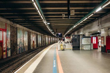 Paris, Fransa - 4 Eylül 2025: Yolcu ve tren raylarıyla RER C tren istasyonundaki platform