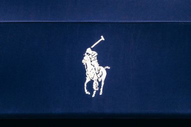 Paris, Fransa - 6 Eylül 2025: Ralph Lauren polo logosu Place de la Madeleine yakınlarındaki butikte mavi tente üzerinde
