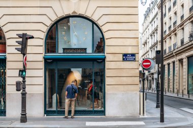 Paris, Fransa - 7 Eylül 2025: 24 Rue du Faubourg Saint-Honore, Paris 'teki Hermes bayrak gemisi mağazasının cephesi