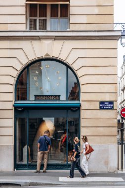 Paris, Fransa - 7 Eylül 2025: 24 Rue du Faubourg Saint-Honore, Paris 'teki Hermes bayrak gemisi mağazasının cephesi