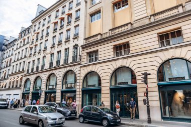 Paris, Fransa - 7 Eylül 2025: 24 Rue du Faubourg Saint-Honore, Paris 'teki Herms bayrak gemisi mağazasının cephesi