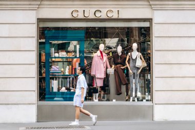 Paris, Fransa - 7 Eylül 2025: Rue Royale, Paris 'teki Gucci butiğinin cephesi, vitrininde en son koleksiyonda giydirilmiş mankenler, sokakta yürüyen insanlar.