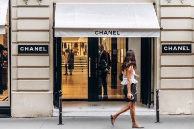 Paris, Fransa - 7 Eylül 2025: Mankenlerle ve vitrinlerle Rue Cambon 'daki Chanel butik mağazası