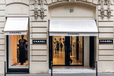 Paris, Fransa - 7 Eylül 2025: Mankenlerle ve vitrinlerle Rue Cambon 'daki Chanel butik mağazası