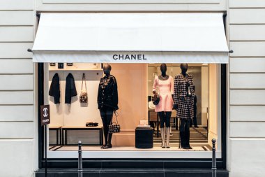 Paris, Fransa - 7 Eylül 2025: Mankenlerle ve vitrinlerle Rue Cambon 'daki Chanel butik mağazası