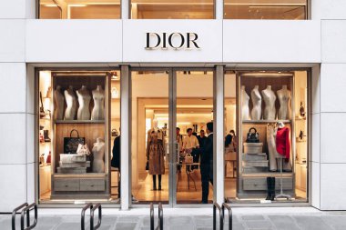 Paris, Fransa - 7 Eylül 2025: Paris 'teki Saint-Honore sokağındaki Dior butiğinin dış görünüşü