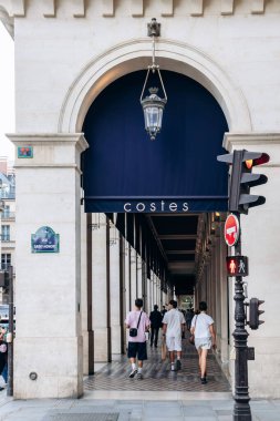 Paris, Fransa - 7 Eylül 2025: Saint-Honore sokağındaki Costes Otel ve Restoranına Giriş