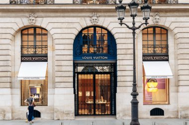 Paris, Fransa - 7 Eylül 2025: Paris, Fransa 'daki Place Vendome' da Louis Vuitton butiği