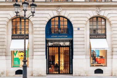 Paris, Fransa - 7 Eylül 2025: Paris, Fransa 'daki Place Vendome' da Louis Vuitton butiği