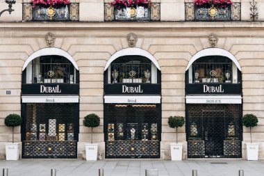 Paris, Fransa - 7 Eylül 2025 Dubail Lüks Mücevher Cephesi ve Paris 'teki Place Vendome' da butik izleme
