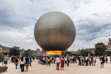 Paris, Fransa - 7 Eylül 2025: Olimpiyat Oyunları 2024 Kazan Tesisi Tuileries Garden 'da geçici sergi sırasında