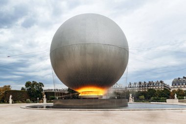 Paris, Fransa - 7 Eylül 2025: Olimpiyat Oyunları 2024 Kazan Tesisi Tuileries Garden 'da geçici sergi sırasında
