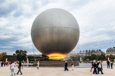 Paris, Fransa - 7 Eylül 2025: Olimpiyat Oyunları 2024 Kazan Tesisi Tuileries Garden 'da geçici sergi sırasında