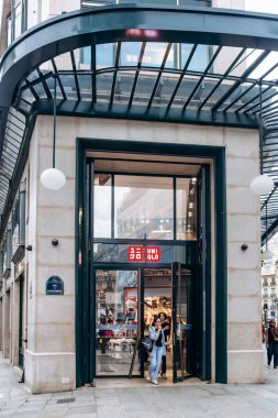 Paris, Fransa - 7 Eylül 2025: Rue de Rivoli, Paris 'teki Uniqlo moda mağazası