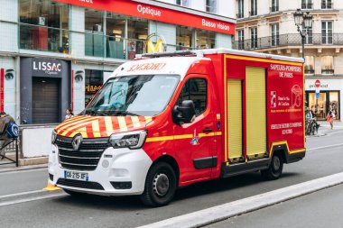 Paris, Fransa - 7 Eylül 2025: Rue de Rivoli 'de Paris itfaiye ekibi (Sapeurs-Pompiers) kurtarma kamyonu