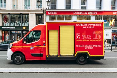 Paris, Fransa - 7 Eylül 2025: Rue de Rivoli 'de Paris itfaiye ekibi (Sapeurs-Pompiers) kurtarma kamyonu