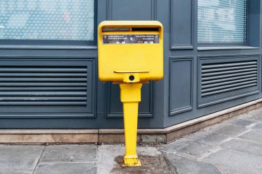Paris, Fransa - 7 Eylül 2025: Rue de Rivoli, Fransa 'da geleneksel sarı La Poste posta kutusu