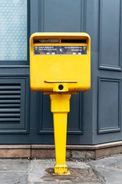 Paris, Fransa - 7 Eylül 2025: Rue de Rivoli, Fransa 'da geleneksel sarı La Poste posta kutusu