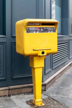 Paris, Fransa - 7 Eylül 2025: Rue de Rivoli, Fransa 'da geleneksel sarı La Poste posta kutusu
