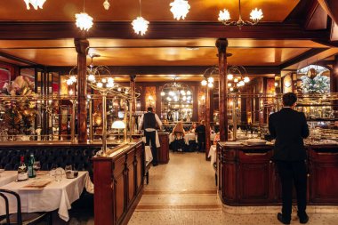 Paris, Fransa - 7 Eylül 2025: Bastille bölgesindeki tarihi Bofinger Brasserie 'nin iç mimarisi.