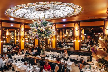 Paris, Fransa - 7 Eylül 2025: Bastille bölgesindeki tarihi Bofinger Brasserie 'nin iç mimarisi.