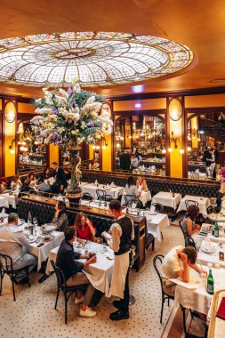 Paris, Fransa - 7 Eylül 2025: Bastille bölgesindeki tarihi Bofinger Brasserie 'nin iç mimarisi.