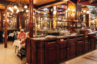 Paris, Fransa - 7 Eylül 2025: Bastille bölgesindeki tarihi Bofinger Brasserie 'nin iç mimarisi.