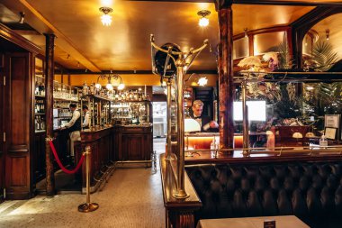 Paris, Fransa - 7 Eylül 2025: Bastille bölgesindeki tarihi Bofinger Brasserie 'nin iç mimarisi.